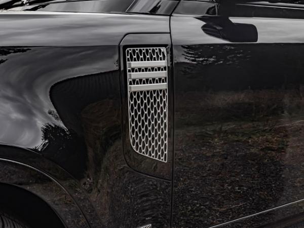 Seitlicher Lufteinlass New Defender schwarz glänzend mit silbernem Mesh - Paar -