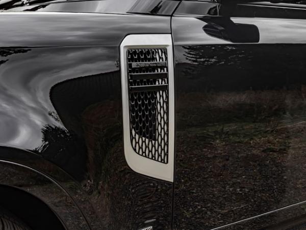 Seitlicher Lufteinlass New Defender silber mit glänzendem schwarzem Mesh - Paar -
